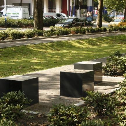 street furniture, blocks to sit on. Nassausingel Nijmegen Bureau Stoep