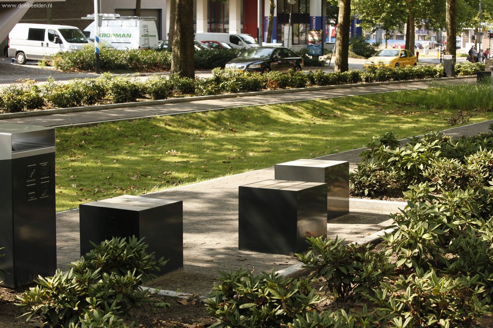 street furniture, blocks to sit on. Nassausingel Nijmegen Bureau Stoep